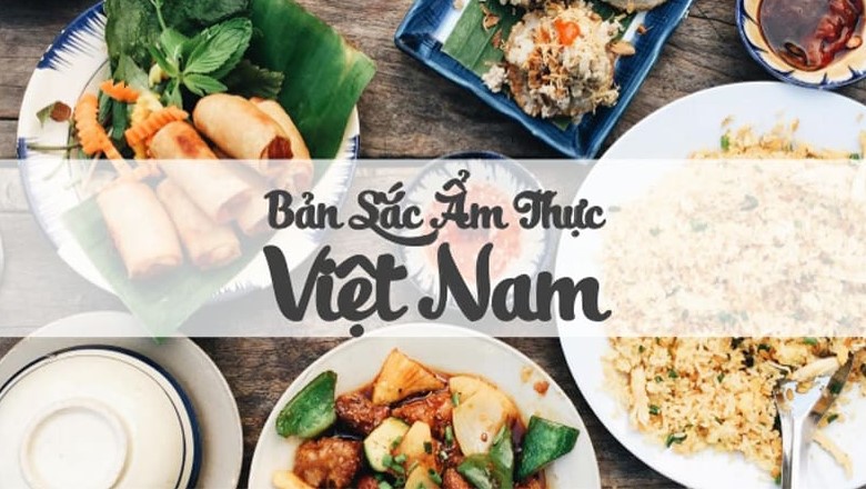 Hướng dẫn viên Vị Việt Tour đang giới thiệu món ăn